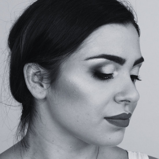 Chiara, truccata da make up artist a domicilio a Palermo, in una foto in bianco e nero.