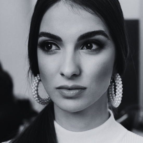 Giulia, truccata da make up artist a domicilio a Palermo, in una foto in bianco e nero.