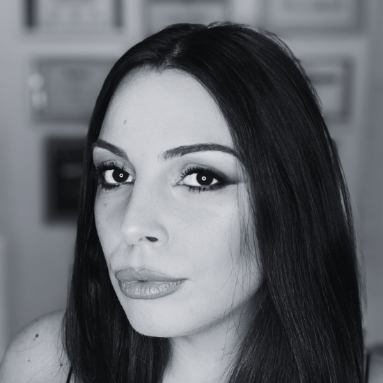 Teresa, truccata da Noemi Spera Make Up Artist a domicilio a Palermo, in una foto in bianco e nero.