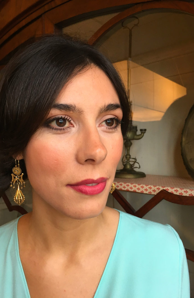 Cliente durante la sessione di trucco sposa, trasformandosi in una sposa radiante.