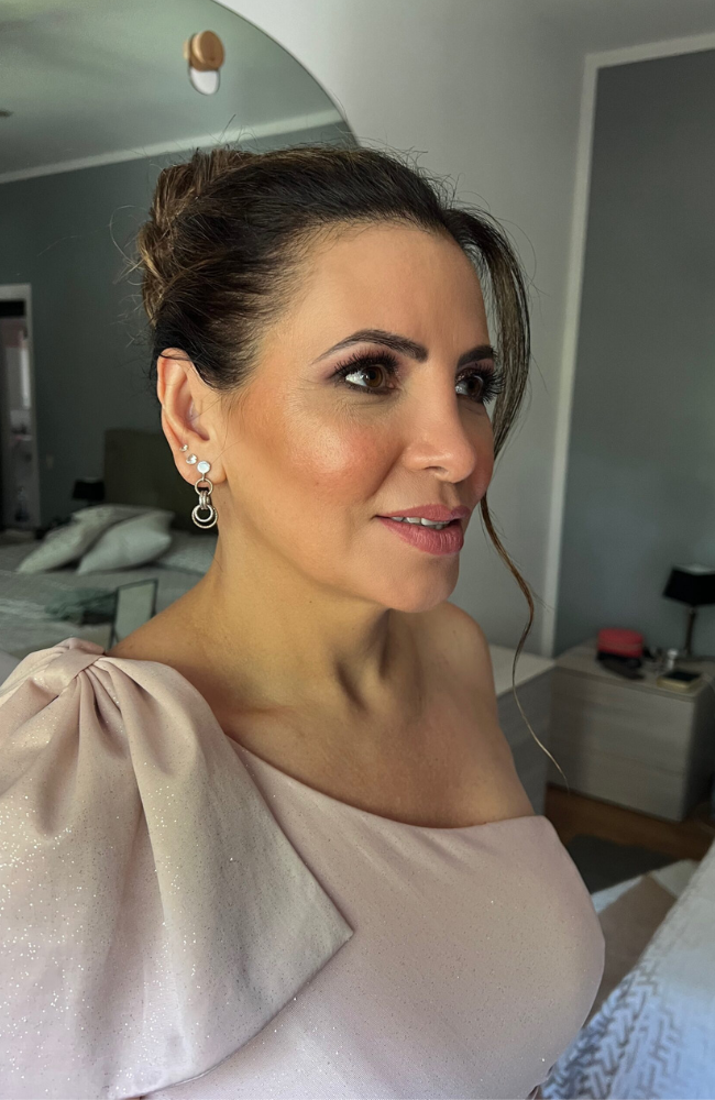 Cliente durante la sessione di trucco over 50, trasformandosi in una donna radiante.