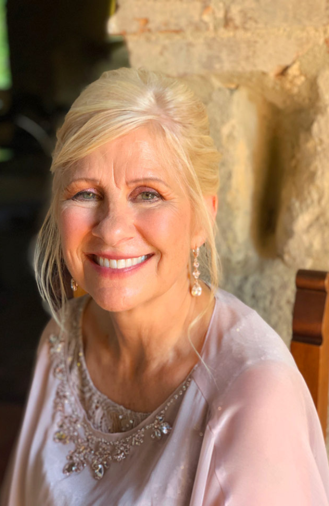 Cliente durante la sessione di trucco over 50, trasformandosi in una donna radiante.