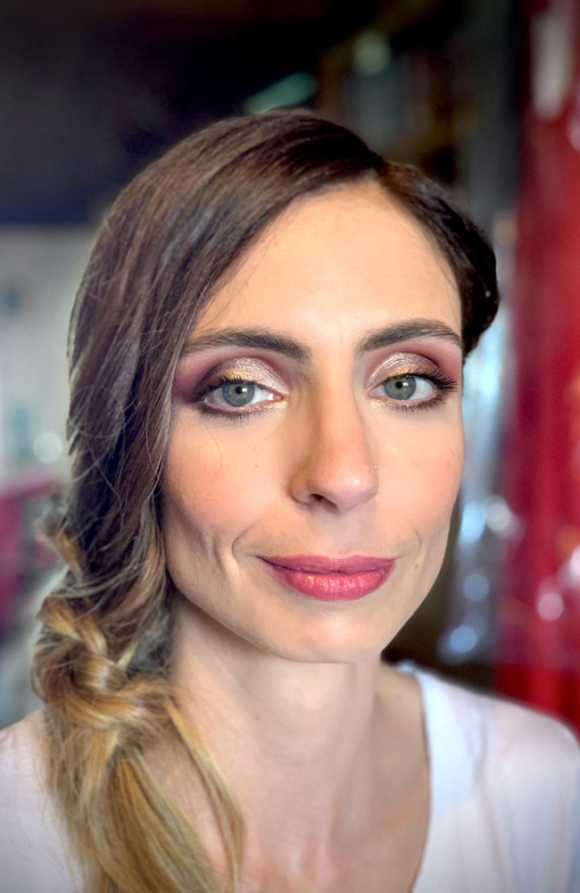 Cliente durante la sessione di trucco sposa, trasformandosi in una sposa radiante.