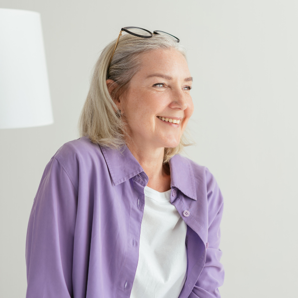 Donna over 50 sorridente durante la fase di Prova Pratica del servizio trucco.