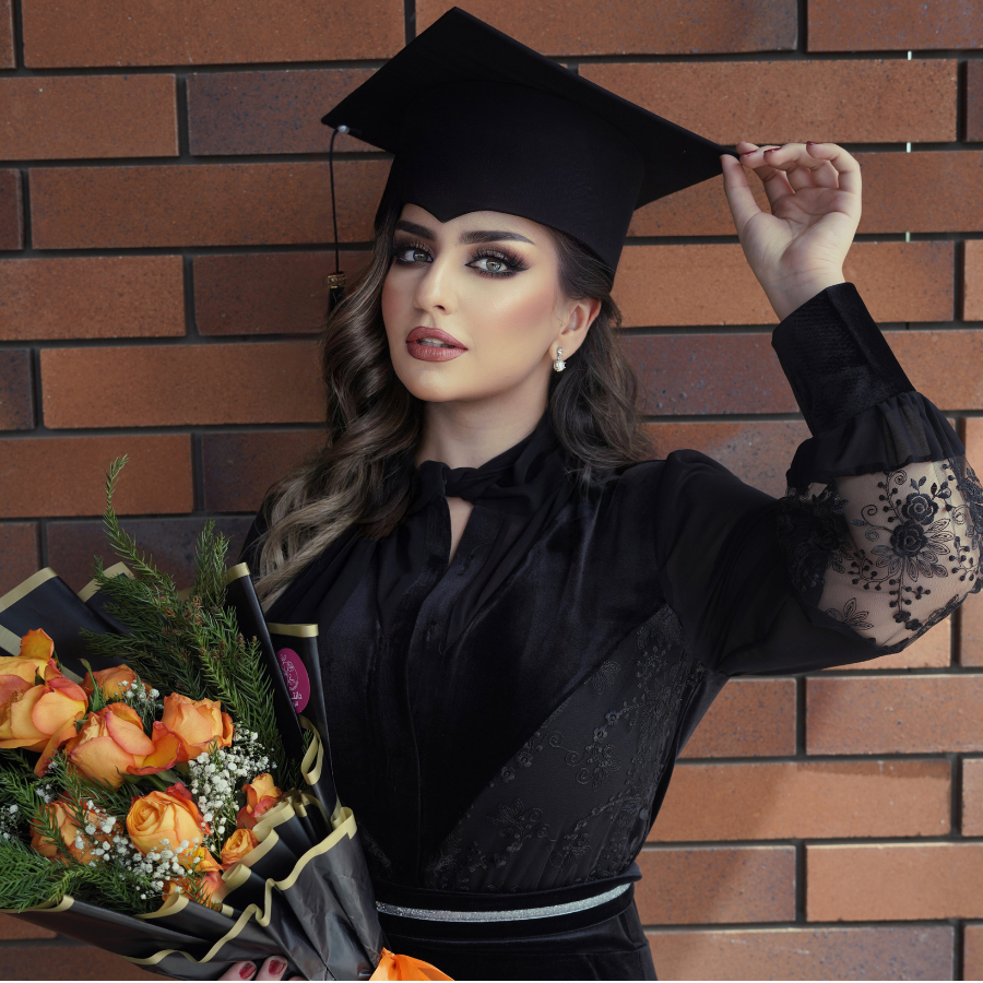 Ragazza laureata viene fotografata