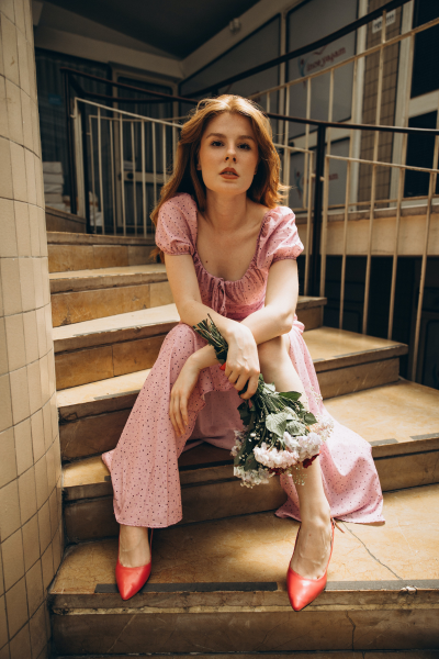 Ragazza viene fotografata nel giorno di una cerimonia