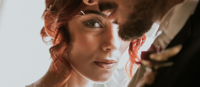 Sposa mentre viene truccata da make up artist professionista a Palermo.