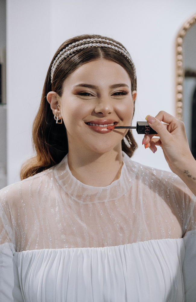 Sposa mentre viene truccata da make up artist professionista a Palermo.