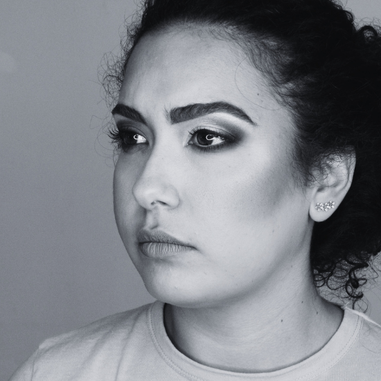 Rosaria, truccata da make up artist a domicilio a Palermo, in una foto in bianco e nero.