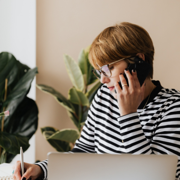 Donna over 50 al telefono per prenotare un servizio trucco a Palermo.