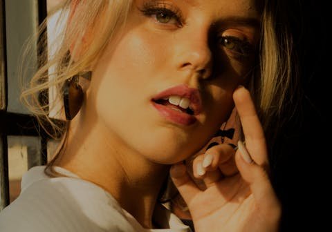 Giovane ragazza con trucco cerimoniale semplice e luminoso, tocco di eleganza firmato Noemi Spera Make Up Artist.